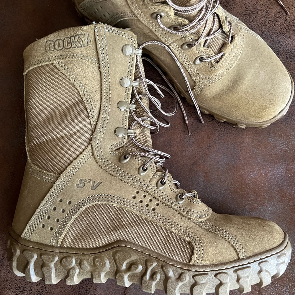 Rocky S2V boots size 8.5 M